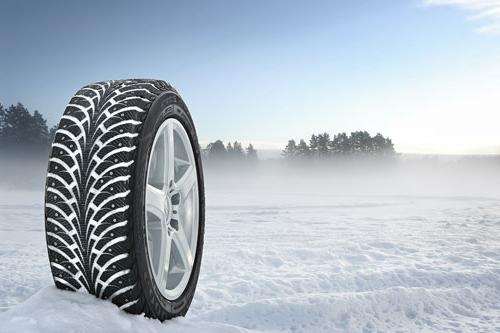 कौन सा सर्दियों के टायर बेहतर हैं: स्टडड या वेल्रे?