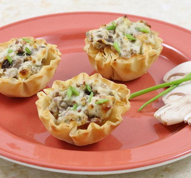 मशरूम और चिकन और पनीर के साथ tartlets