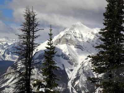 कैंडी चट्टानी पहाड़ों की यात्रा