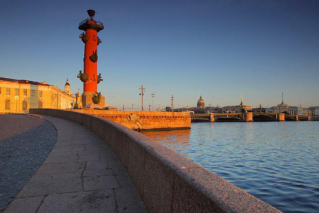 सेंट पीटर्सबर्ग की जगहें: Vasilyevsky द्वीप के तीर पर रोस्टल कॉलम